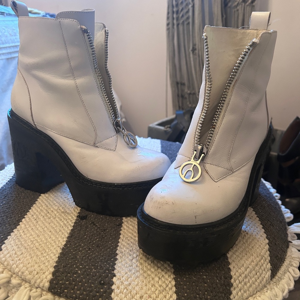 Trendy Wishbone White Heeled Boots
